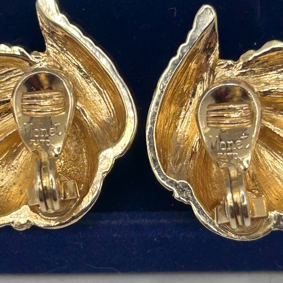 Monet Vintage 10k Gold Textured Shell Clip On Earrings - Picture 7 of 13